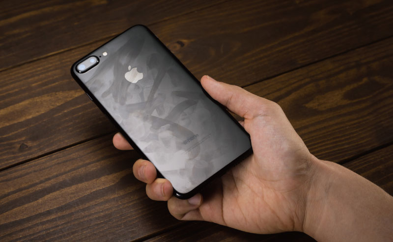指紋の付着したスマホ