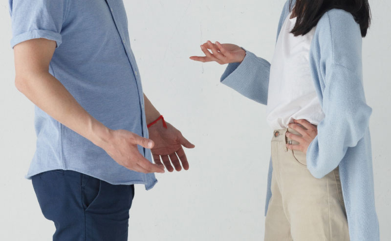 不倫を追求する女性