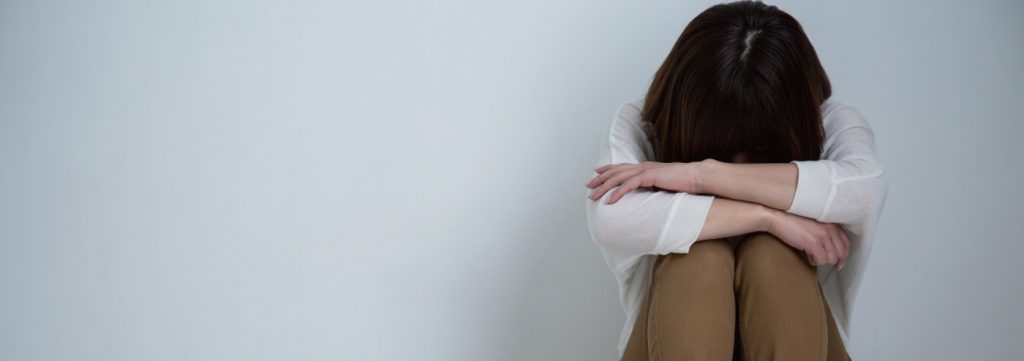 ストーカー被害に悩まされる女性