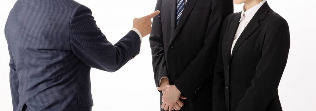 社員の不正を問い詰める