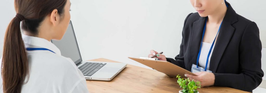 ストーカー被害の相談をする女性